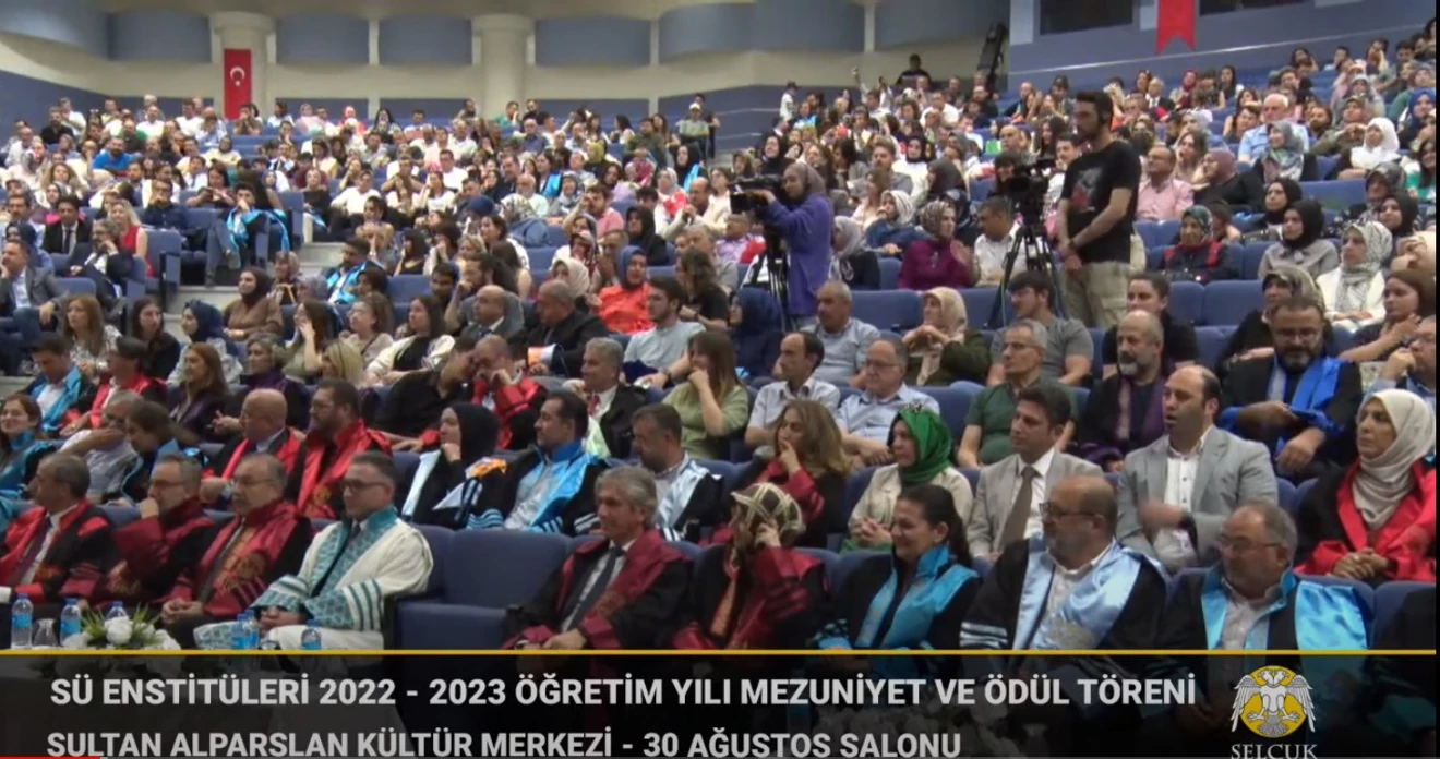 Selçuk Üniversitesi 2022 – 2023 öğretim yılı doktora ve yüksek lisans mezunları, 12.07.2023 tarihinde, 7 enstitünün birlikte düzenlediği “Mezuniyet ve Ödül Töreni”nde cübbelerini giydi.